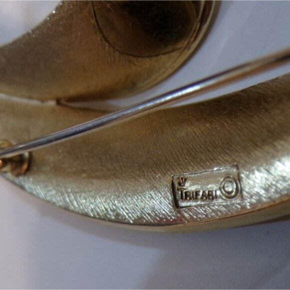 Vtg Trifari Gold-Tone Abstract Brooch Pin '50 - 69" collectors history graceful - Picture 8 of 8